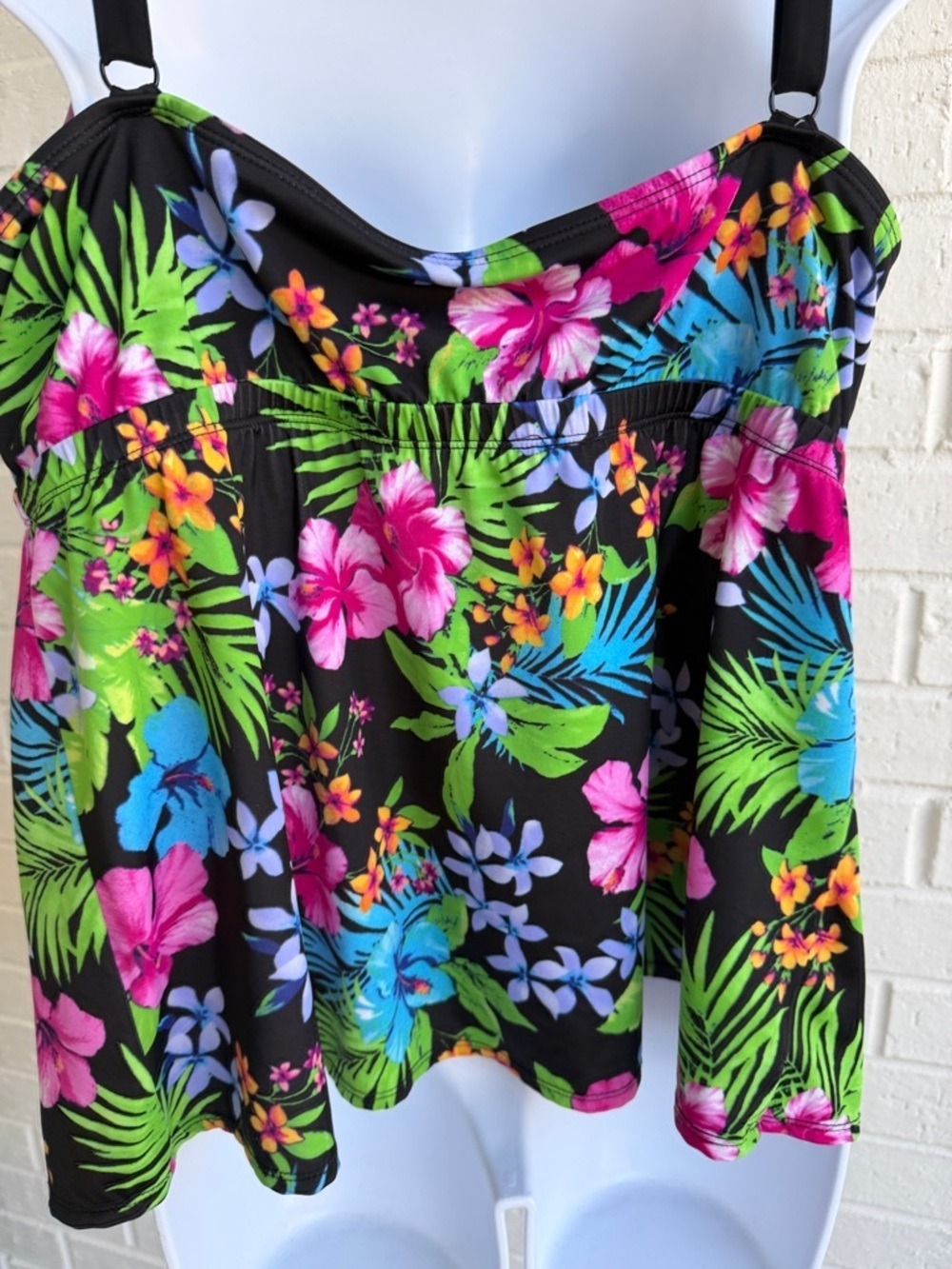 Kim Rogers Curvy Black Tropical Floral Scoop Swim Tankini Top Size 18W Looks New - Picture 5 of 10